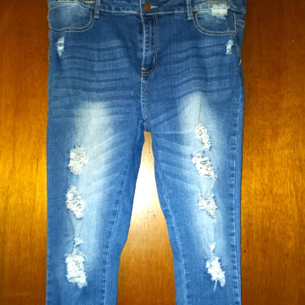Denim women's size 13/14 distress wash capris